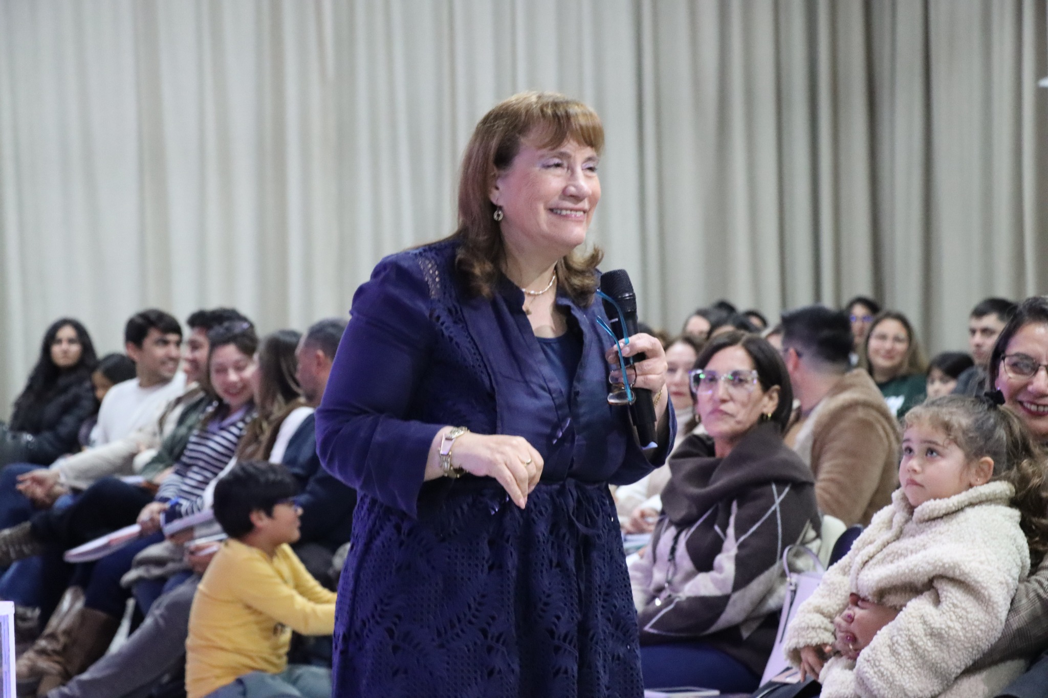 Una expositora comparte con las familias reunidas en el templo